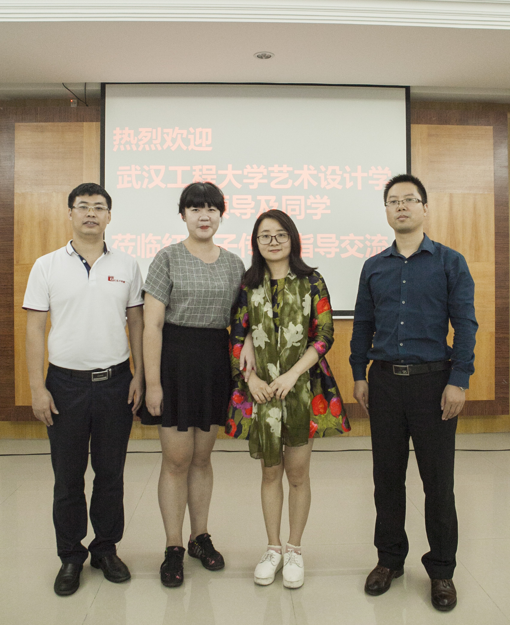 倾盆大雨中师生与红瓜子传媒的零距离接触 